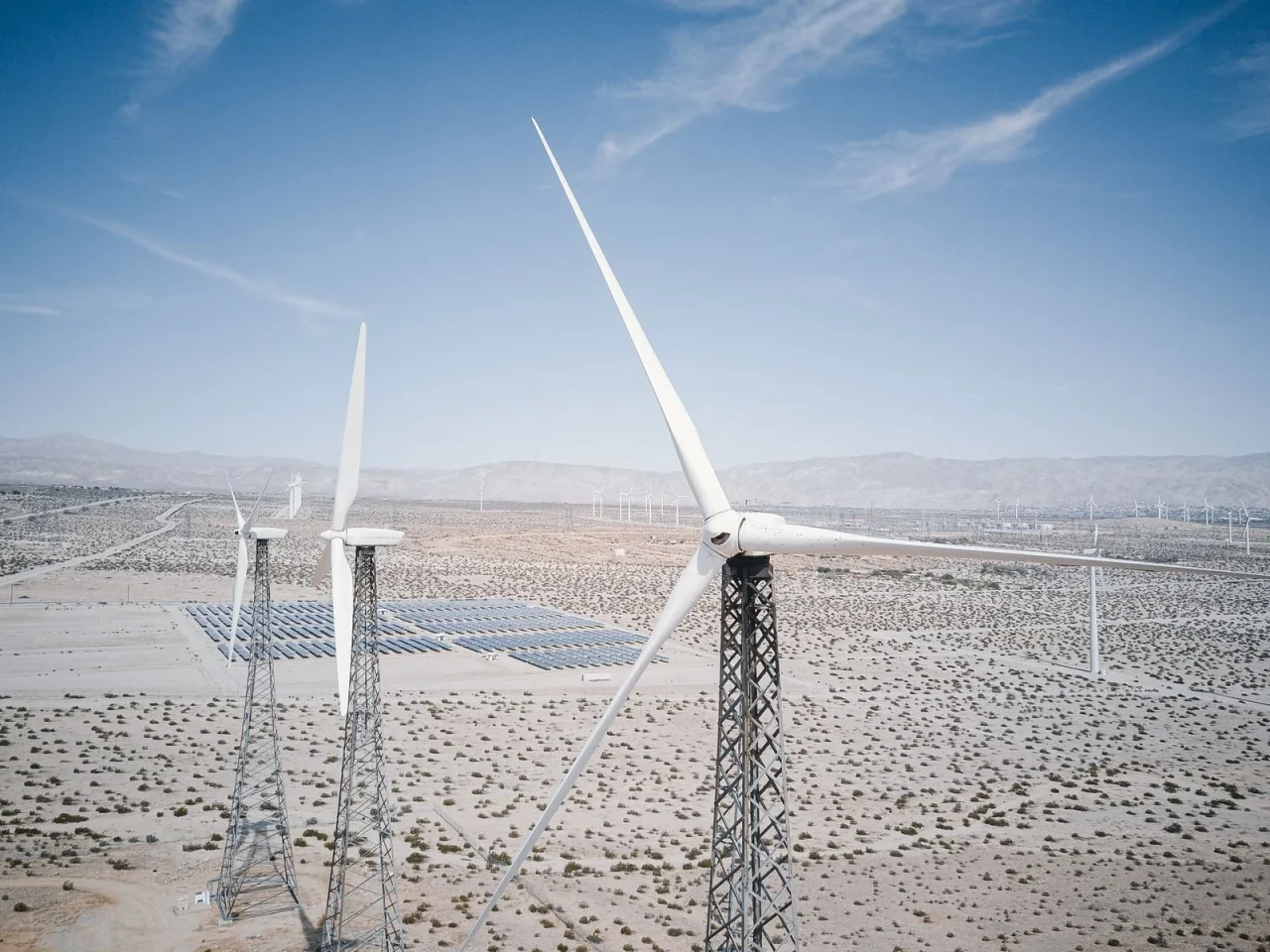 Windkraftanlagen und Solarfelder in einer weitläufigen Energielandschaft