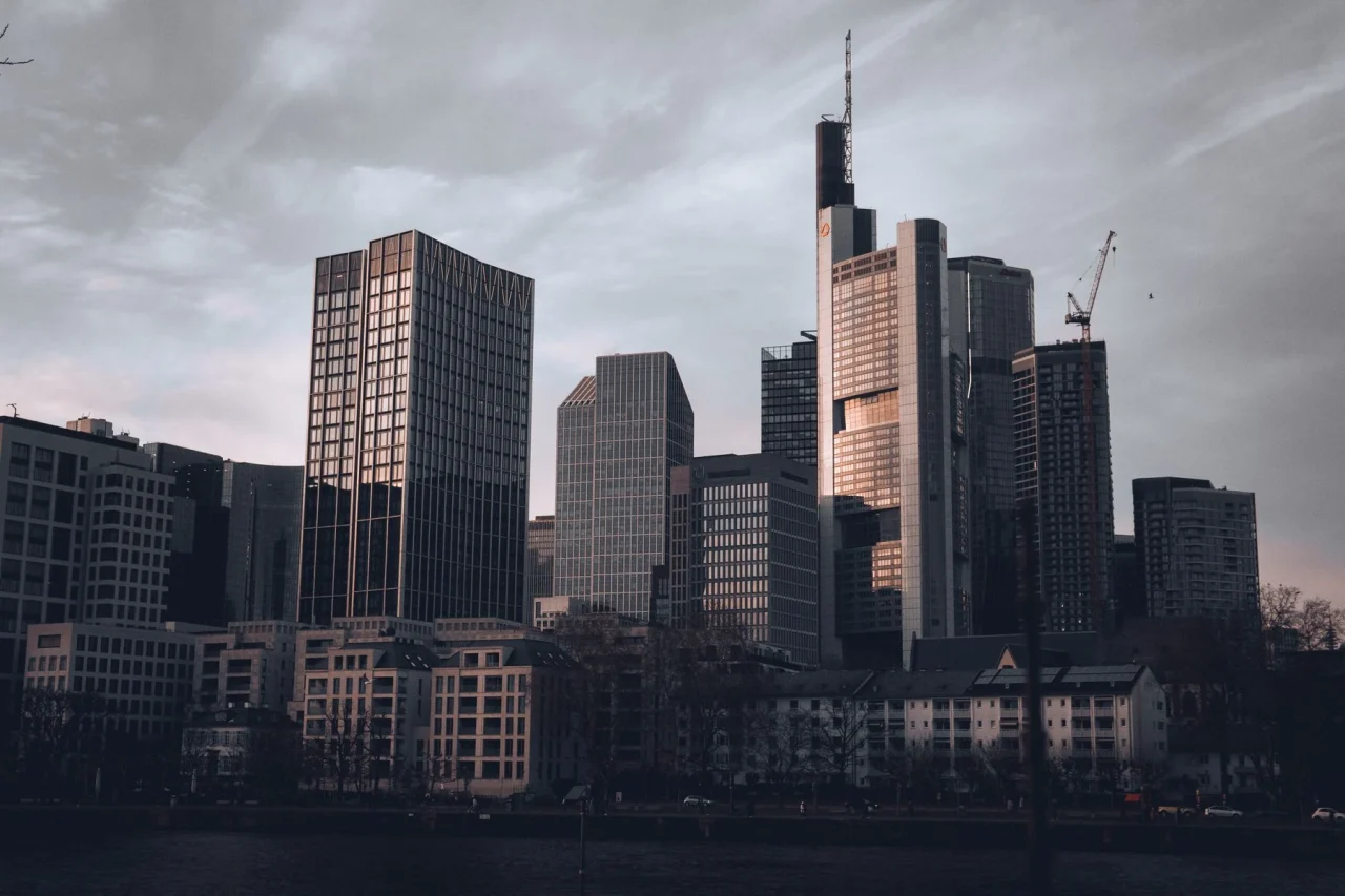 Frankfurter Bankenviertel mit markanter Hochhaus-Skyline